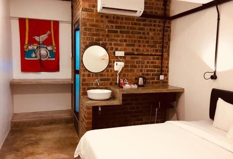 اتاق لوکس با تخت بزرگ, Suite 18 Boutique Hotel   Hostel