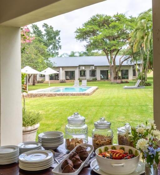 Номер Deluxe Вид на Бассейн, Hamiltons Lodge & Restaurant