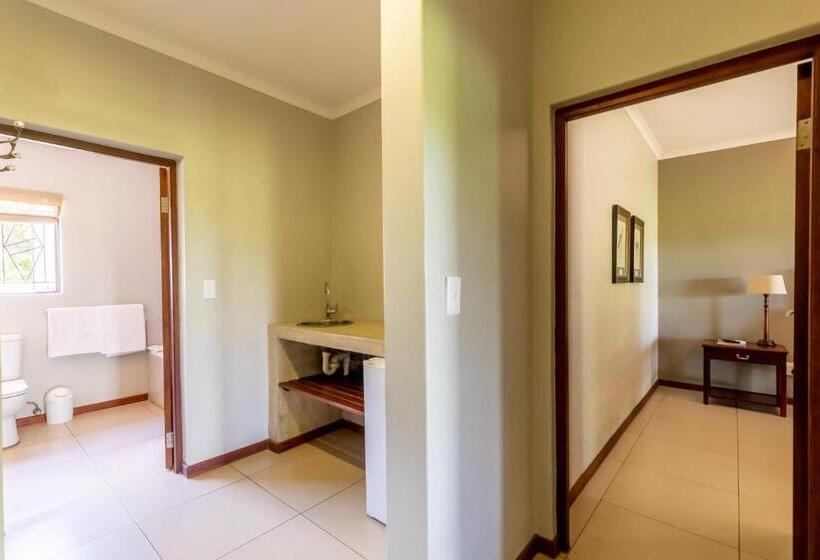 Семейный Номер Совместный Санузел, Hamiltons Lodge & Restaurant