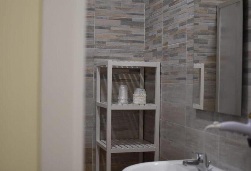 Camera Tripla Standard, Via Trento 30