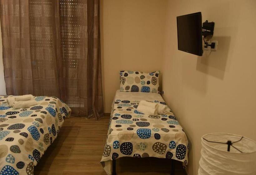 Camera Tripla Classica con Balcone, Via Trento 30