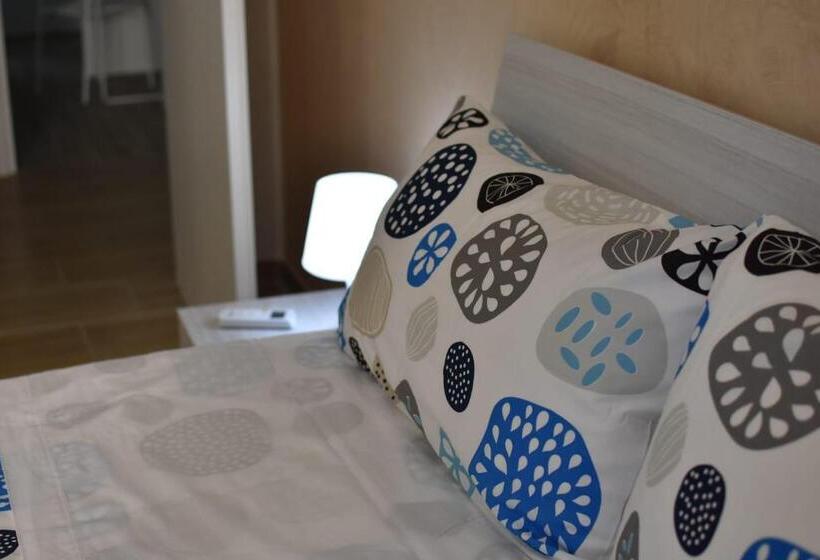 Camera Tripla Classica con Balcone, Via Trento 30