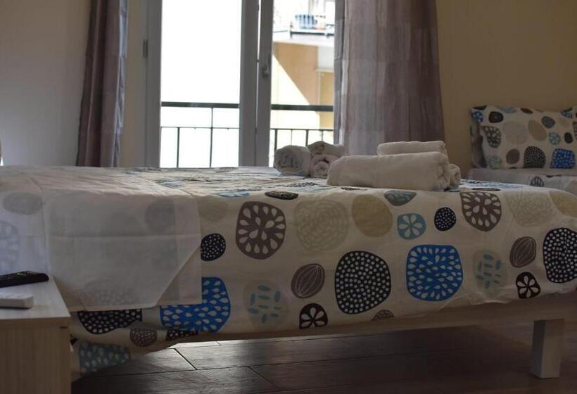 Camera Tripla Classica con Balcone, Via Trento 30