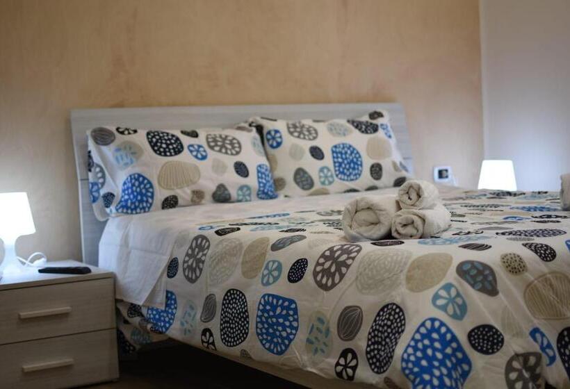 Camera Tripla Classica con Balcone, Via Trento 30