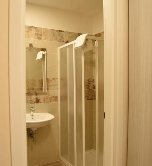 Camera Tripla Classica con Balcone, Via Trento 30