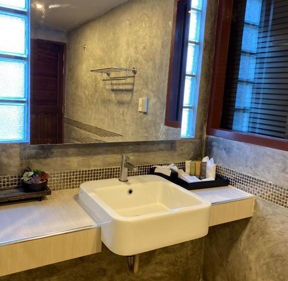 キングサイズベッドのデラックスルーム, Grand Kokkod Khao Kho Resort