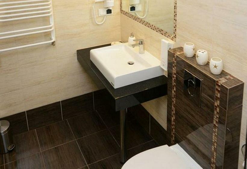 חדר יוקרתי, Fryderyk