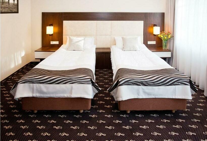 חדר יוקרתי, Fryderyk