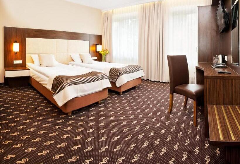 חדר יוקרתי, Fryderyk