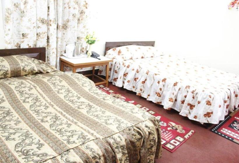 חדר סטנדרט לשלושה, Kasturi