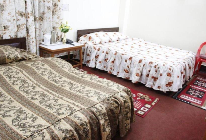 חדר סטנדרט לשלושה, Kasturi