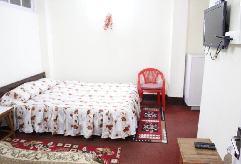 חדר סטנדרט לשלושה, Kasturi