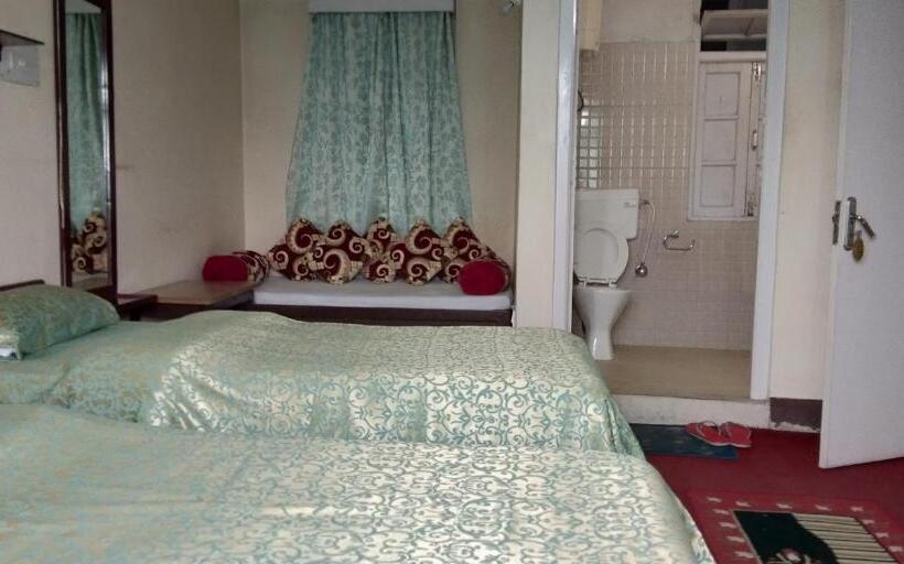 חדר דלוקס לארבעה, Kasturi