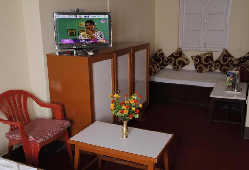 חדר דלוקס לארבעה, Kasturi