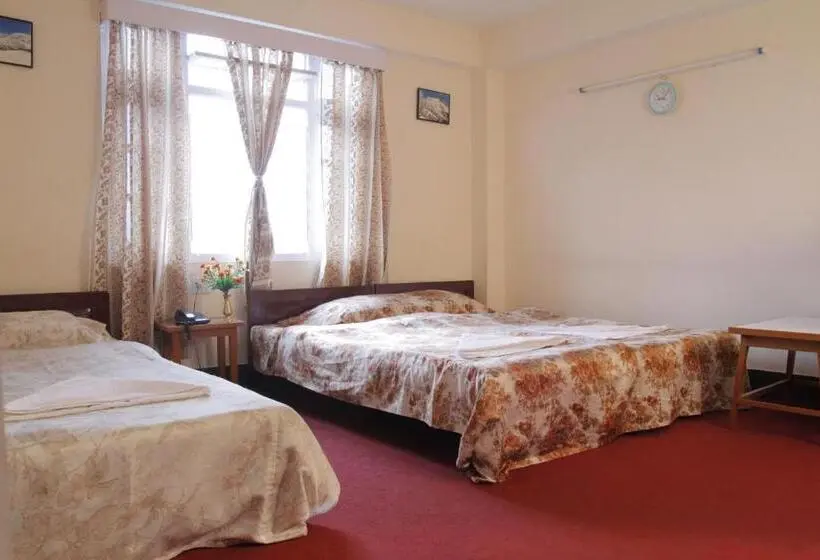 Deluxe Neljän Hengen Huone, Kasturi