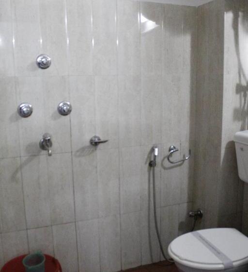 חדר אקונומי לארבעה, Kasturi