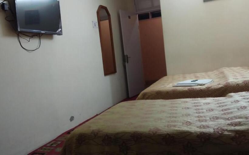 חדר דלוקס לשלושה, Kasturi