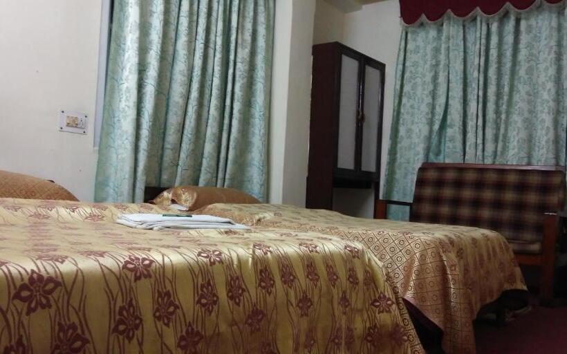 חדר דלוקס לשלושה, Kasturi