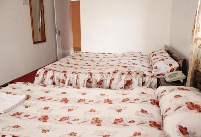 חדר דלוקס לשלושה, Kasturi