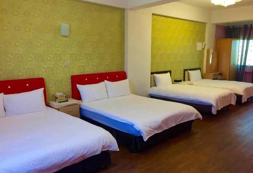 اتاق خانوادگی, Yealien B&b