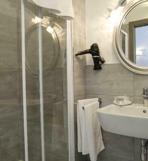 اتاق استاندارد چهار تخته, Carducci