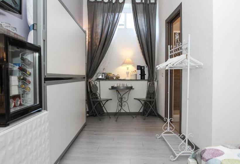 اتاق استاندارد چهار تخته, Carducci