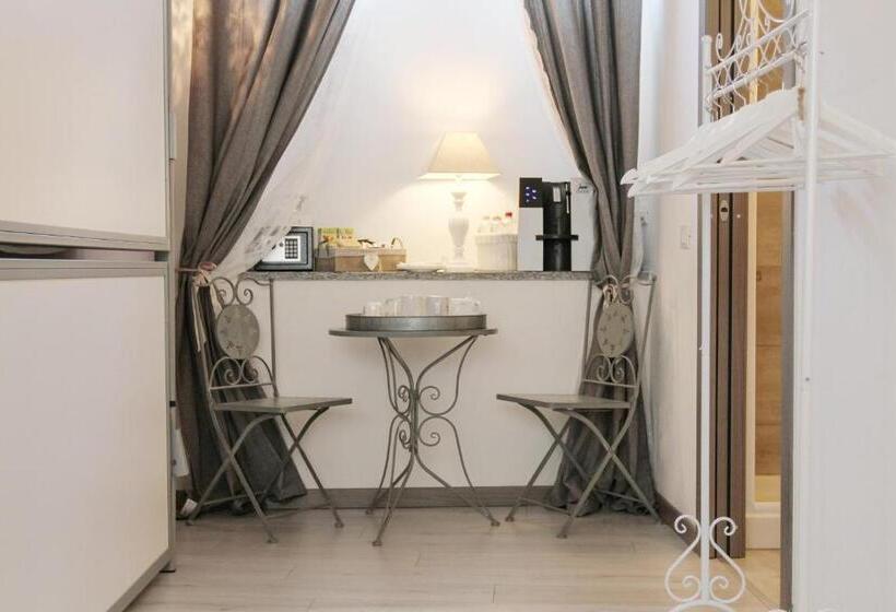 اتاق استاندارد چهار تخته, Carducci