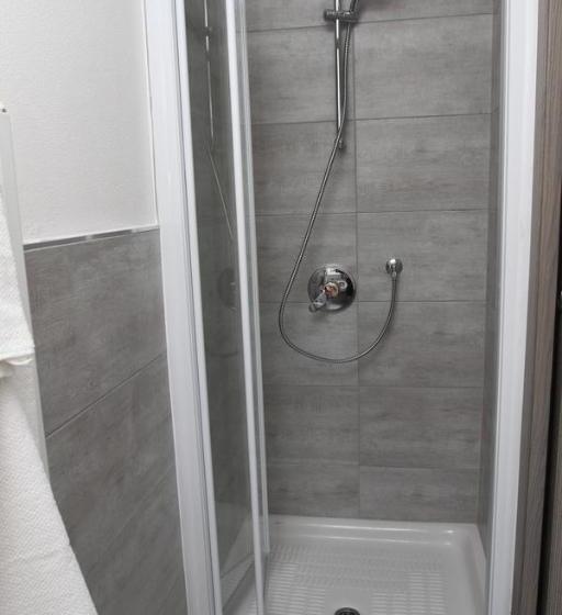 اتاق استاندارد سه نفره, Carducci