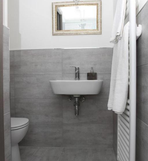 اتاق استاندارد سه نفره, Carducci