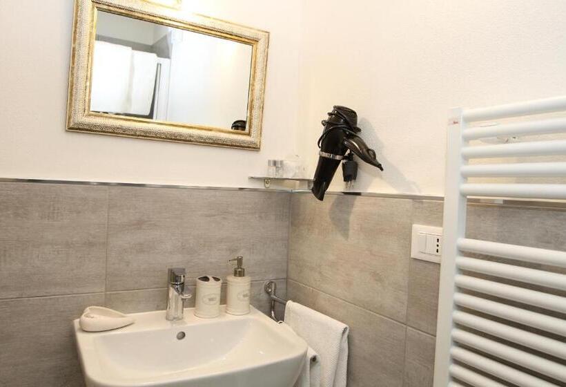 اتاق استاندارد سه نفره, Carducci