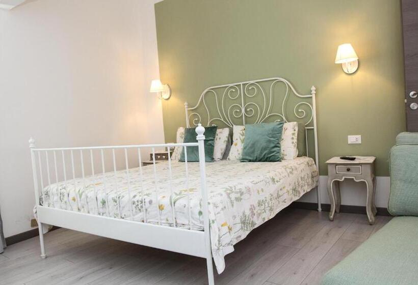 اتاق استاندارد سه نفره, Carducci