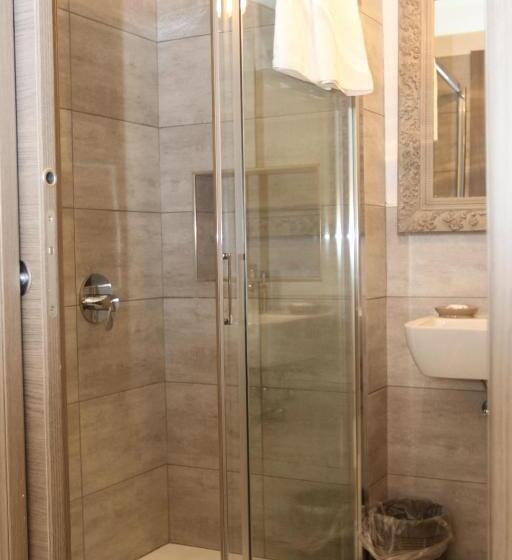 اتاق استاندارد چهار تخته, Carducci