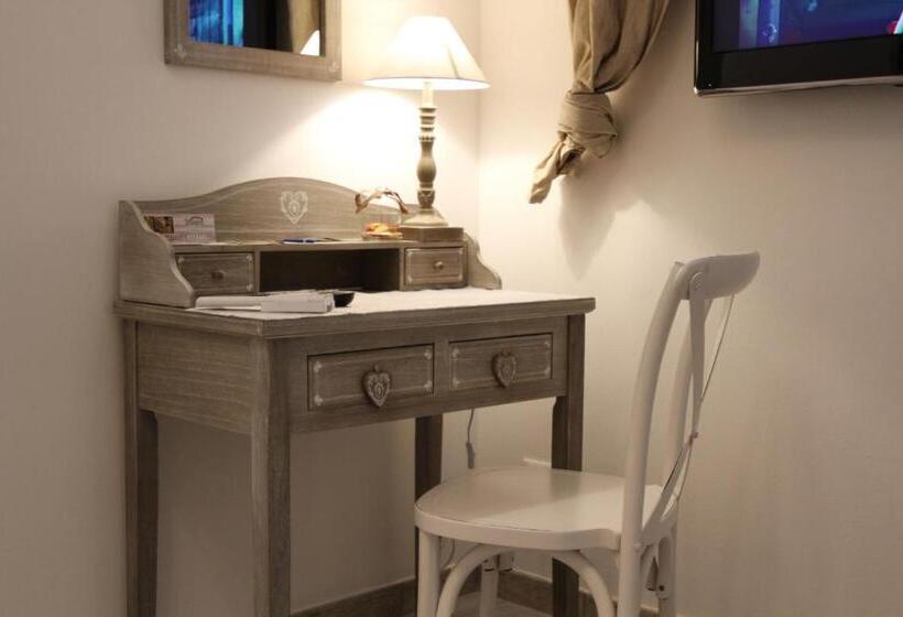 اتاق استاندارد چهار تخته, Carducci