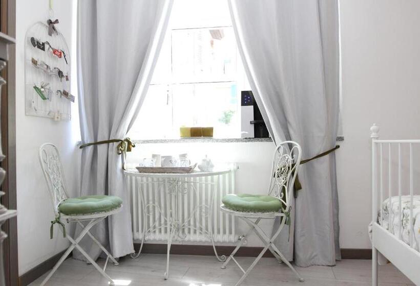 اتاق استاندارد سه نفره, Carducci