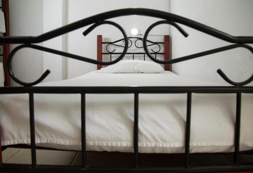 Economy Quadruple Room, Deportel Cali