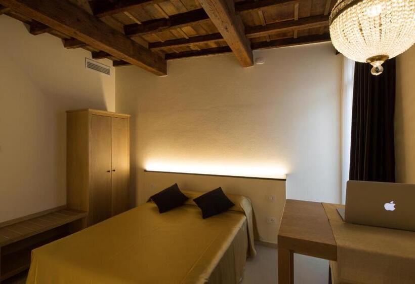 Junior Suite, Studio 27