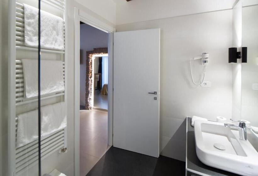 Junior Suite, Studio 27