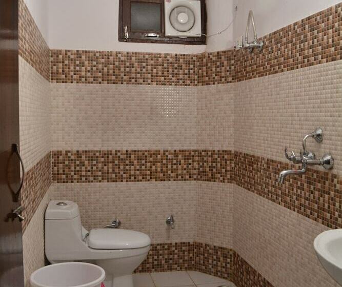 اتاق لوکس خانوادگی, Thakur Ji