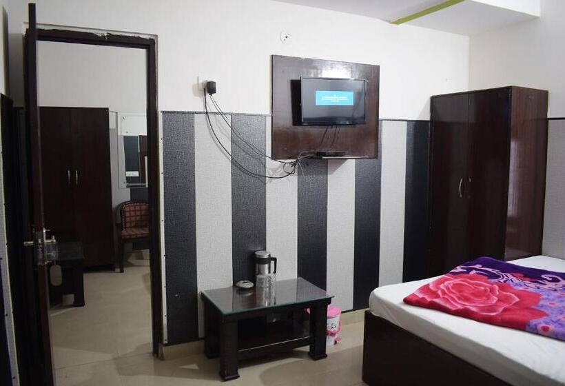 اتاق لوکس, Thakur Ji