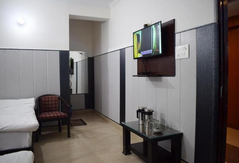 اتاق لوکس خانوادگی, Thakur Ji