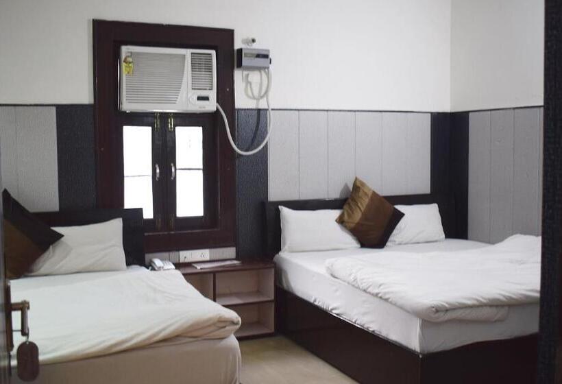 اتاق لوکس خانوادگی, Thakur Ji