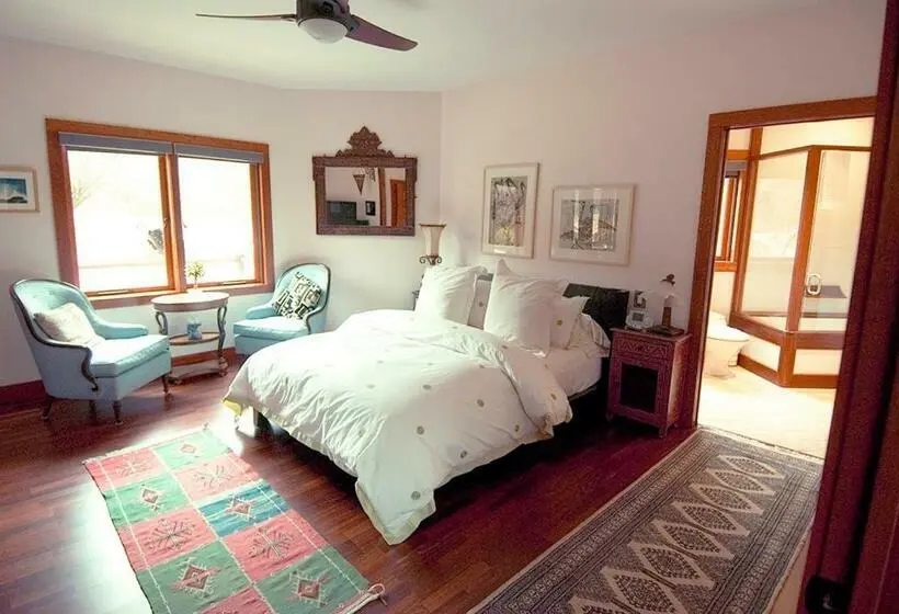 اتاق استاندارد, East Hampton Art House Bed And Breakfast