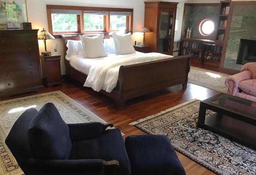 Люкс Deluxe Кровать Кинг, East Hampton Art House Bed And Breakfast