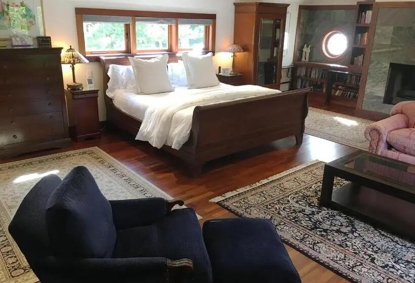 Deluxe Suite King Bed, East Hampton Art House Bed And Breakfast