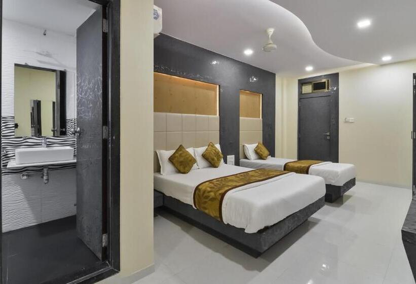 חדר סופריור לשלושה, Aroma