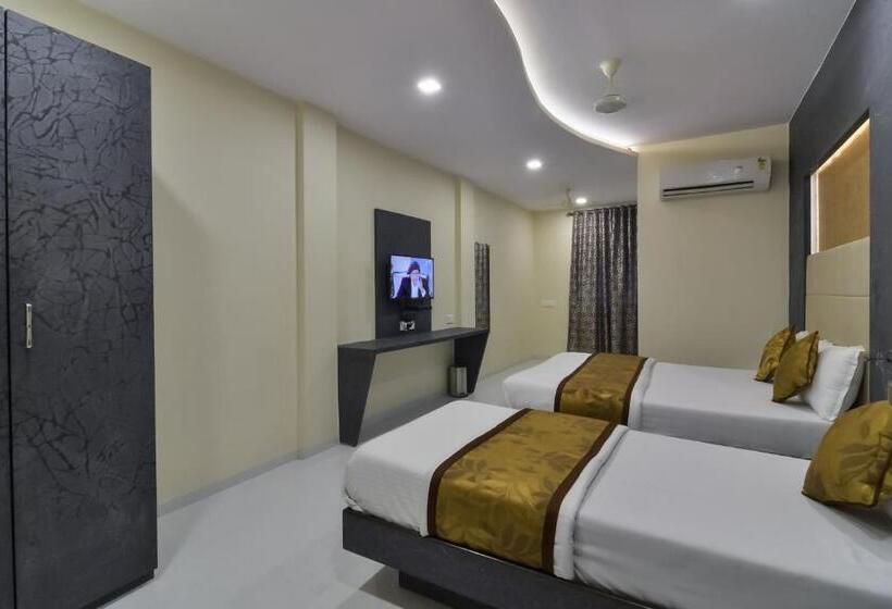 חדר סופריור לשלושה, Aroma