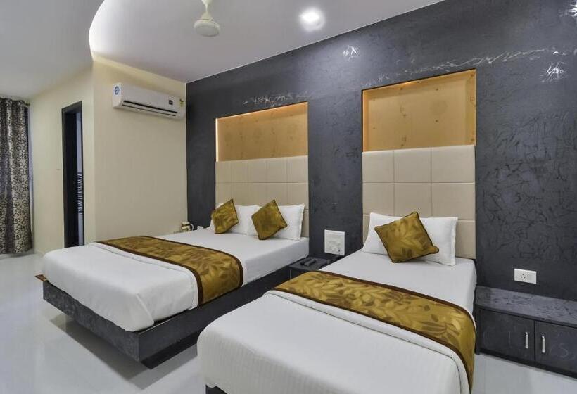 חדר סופריור לשלושה, Aroma