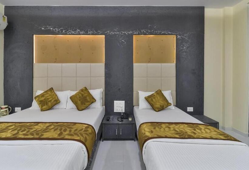 חדר סופריור לשלושה, Aroma