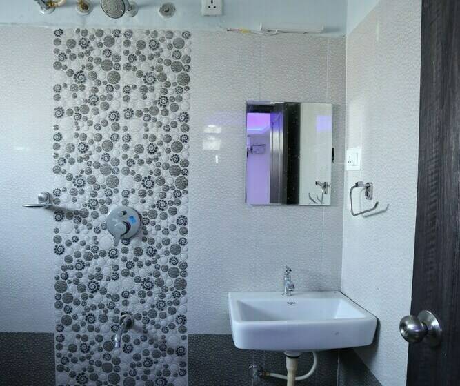 غرفة ديلوكس, Rr International