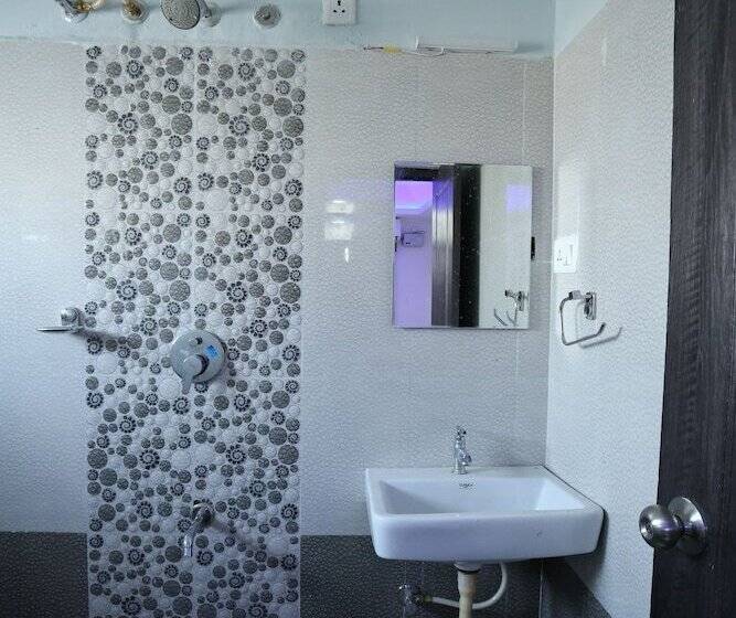 غرفة إدارية ثلاثية, Rr International